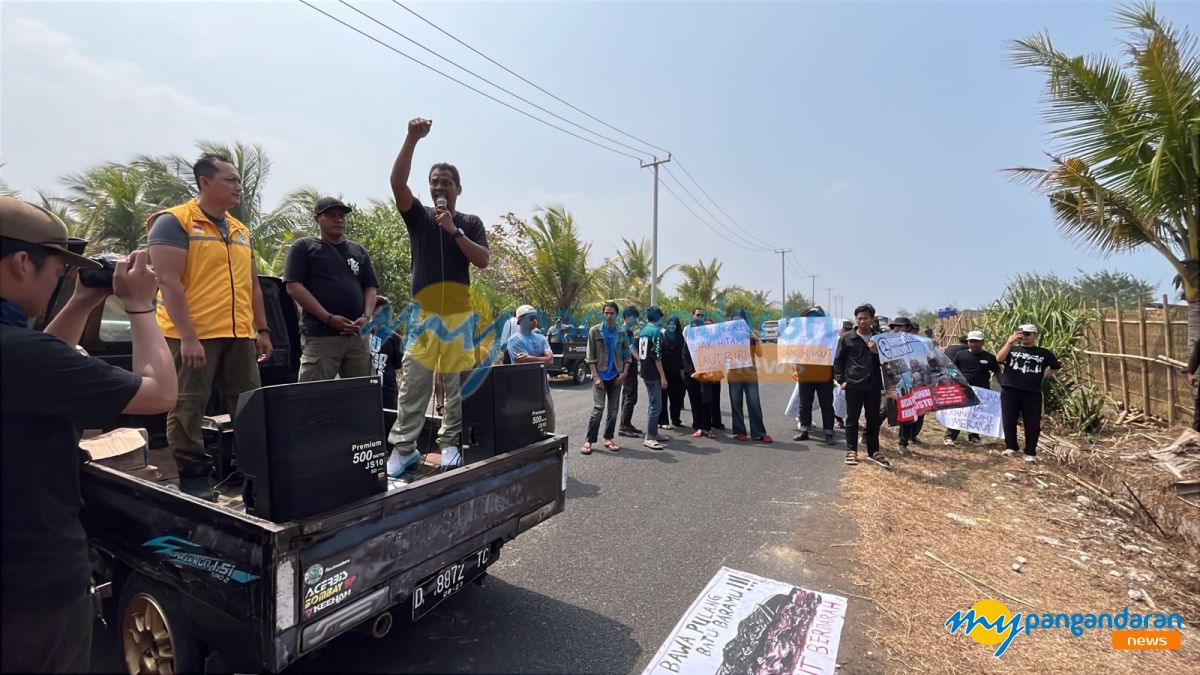 Aksi Warga Batu Hiu Desak Pembersihan Tumpahan Batu Bara Jadi Prioritas