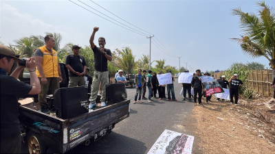 Aksi Warga Batu Hiu Desak Pembersihan Tumpahan Batu Bara Jadi Prioritas