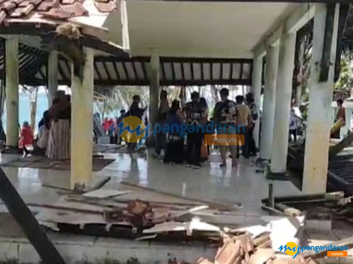 Ambruk! Gazebo di Bukit Batu Hiu Butuh Perhatian Pemkab Pangandaran 