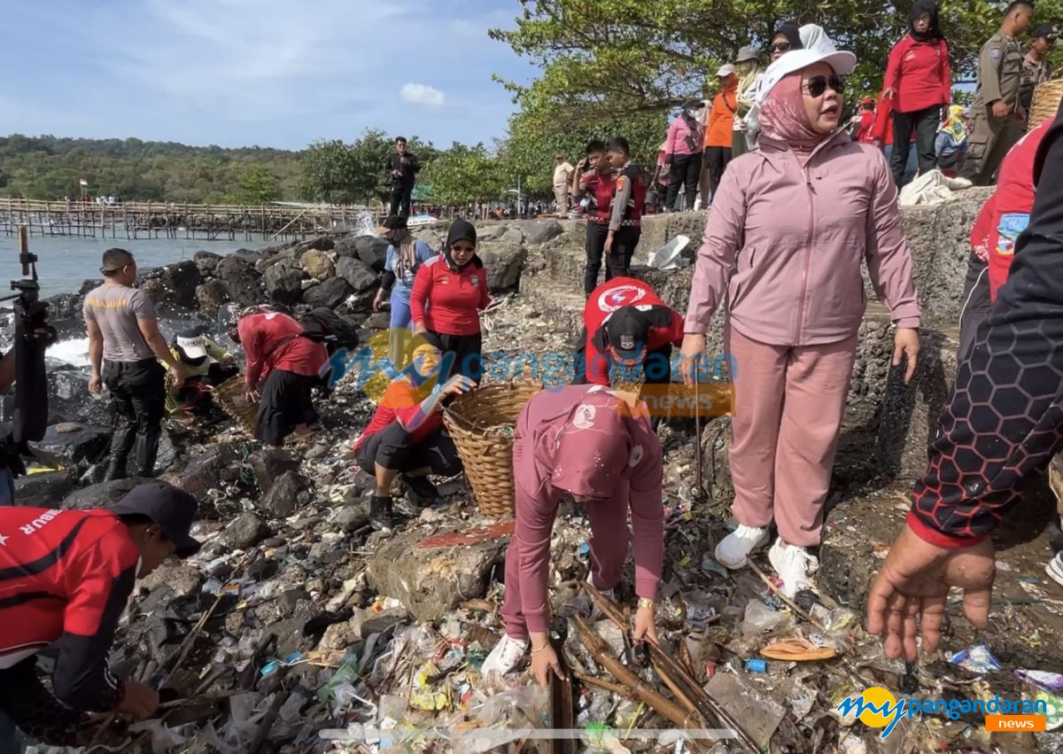 Anggota DPR RI Ida Nuralela Dorong Penguatan Pengelolaan Sampah di Pantai Pangandaran