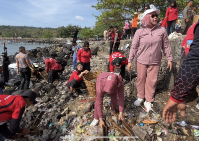 Anggota DPR RI Ida Nuralela Dorong Penguatan Pengelolaan Sampah di Pantai Pangandaran