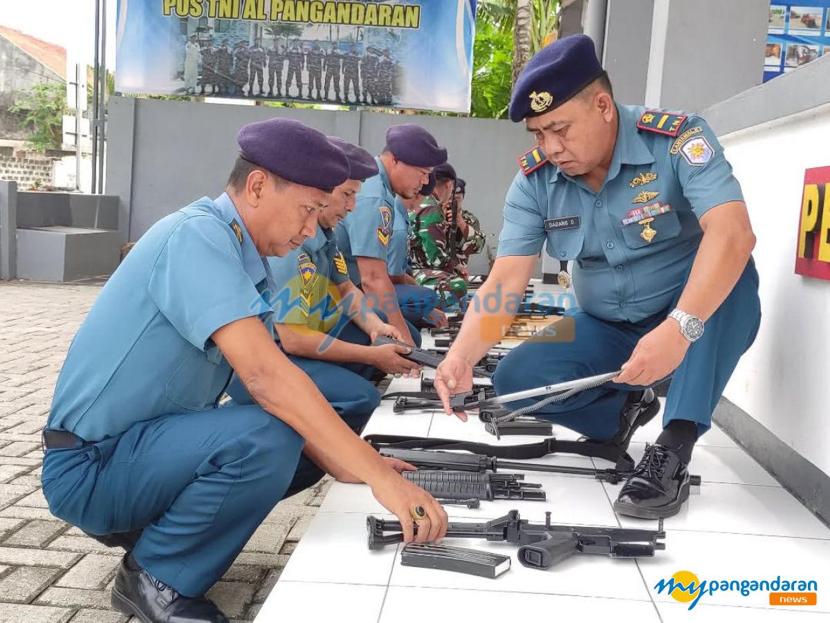 Anggota TNI AL Pangandaran Asah Skill Bongkar Pasang Senjata 