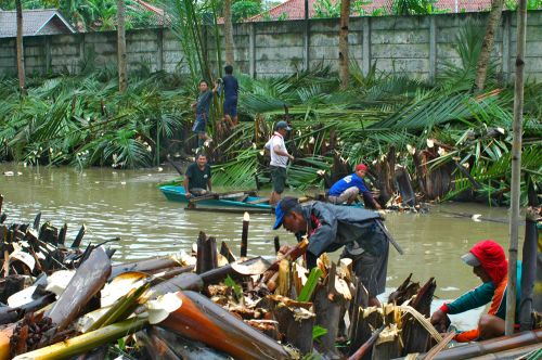 Antisipasi Banjir, Warga Babakan Lakukan Normalisasi Sungai Cikidang