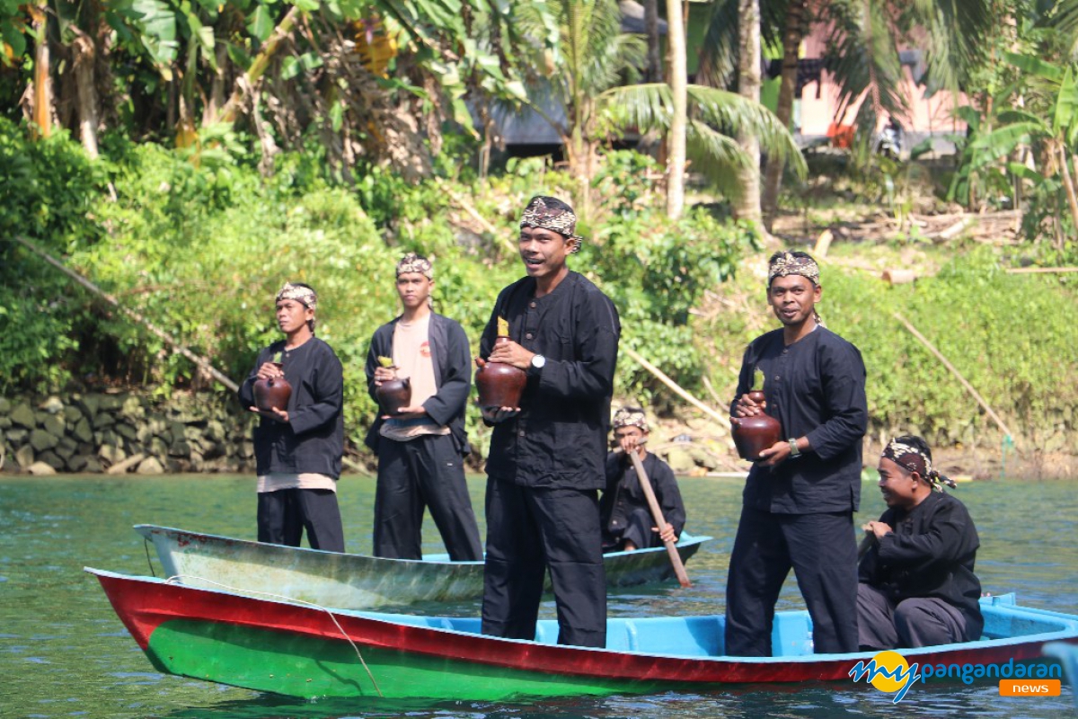 Antusias Warga Dan Wisatawan Ramaikan Syukuran Waluya 2024 Green Canyon Pangandaran 