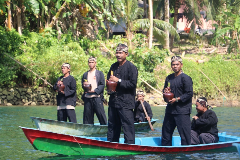 Antusias Warga Dan Wisatawan Ramaikan Syukuran Waluya 2024 Green Canyon Pangandaran 