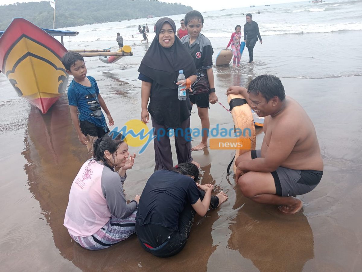 Balawista Imbau Wisatawan Gunakan Alat Bantu Renang saat Berenang di Pantai Pangandaran 