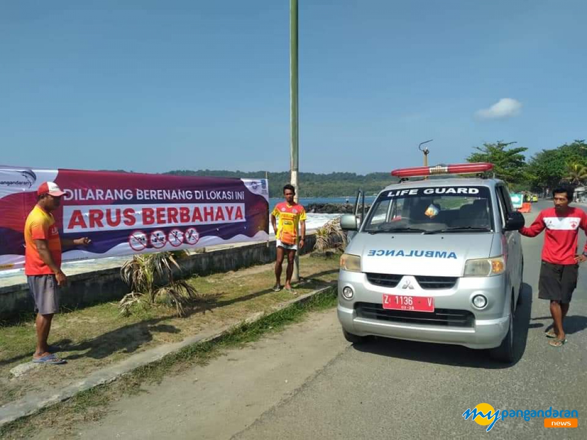 Balawista Pangandaran Pasang Banner Larangan Berenang di Area Berbahaya