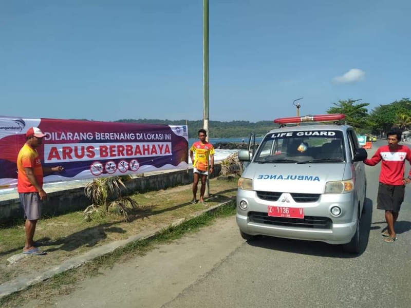 Balawista Pangandaran Pasang Banner Larangan Berenang di Area Berbahaya