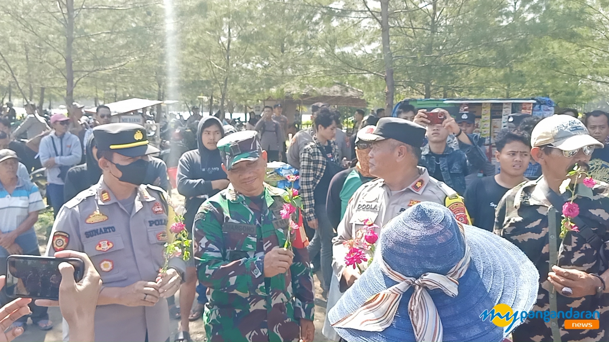 Bentuk Aksi Damai, FPDS Bagikan Bunga ke Polisi dan TNI di Tanjung Cemara Pangandaran 