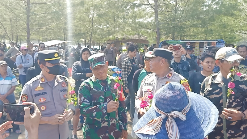 Bentuk Aksi Damai, FPDS Bagikan Bunga ke Polisi dan TNI di Tanjung Cemara Pangandaran 