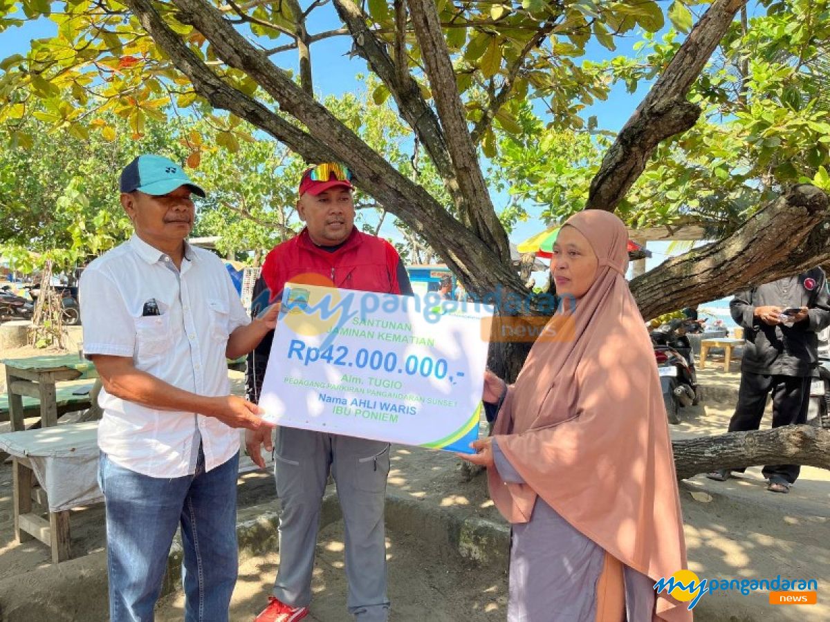 Berkat Program Bupati Pangandaran, Pedagang Kaki Lima Pantai Dapat Santunan BPJS Sebesar Rp. 42 Juta 