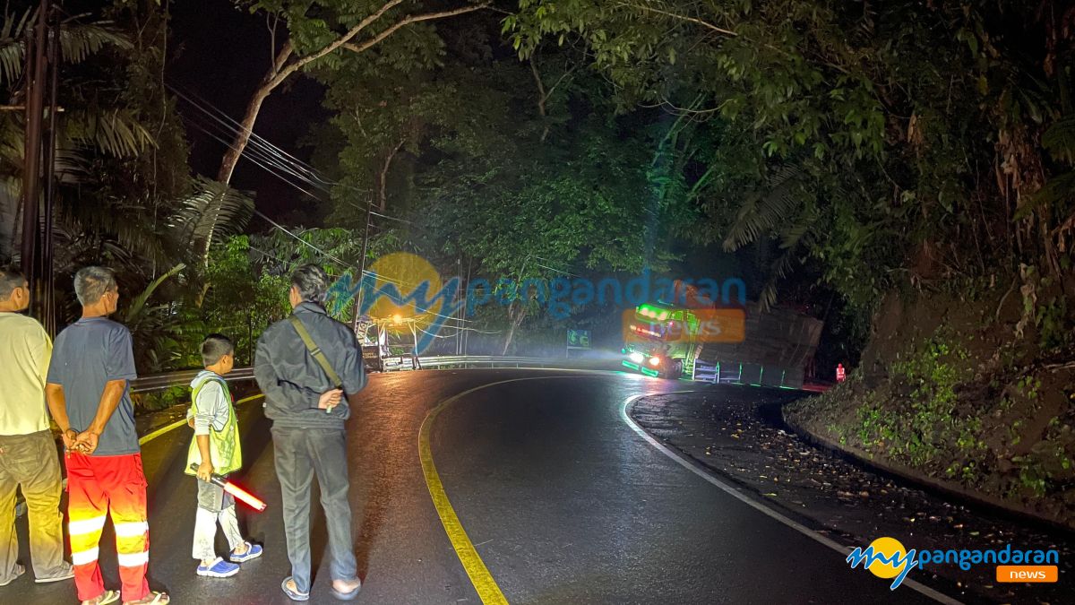 Bikin Macet, Truk Overload Tumpahkan Triplek di Tikungan Putrapinggan Pangandaran 