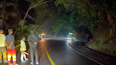 Bikin Macet, Truk Overload Tumpahkan Triplek di Tikungan Putrapinggan Pangandaran 