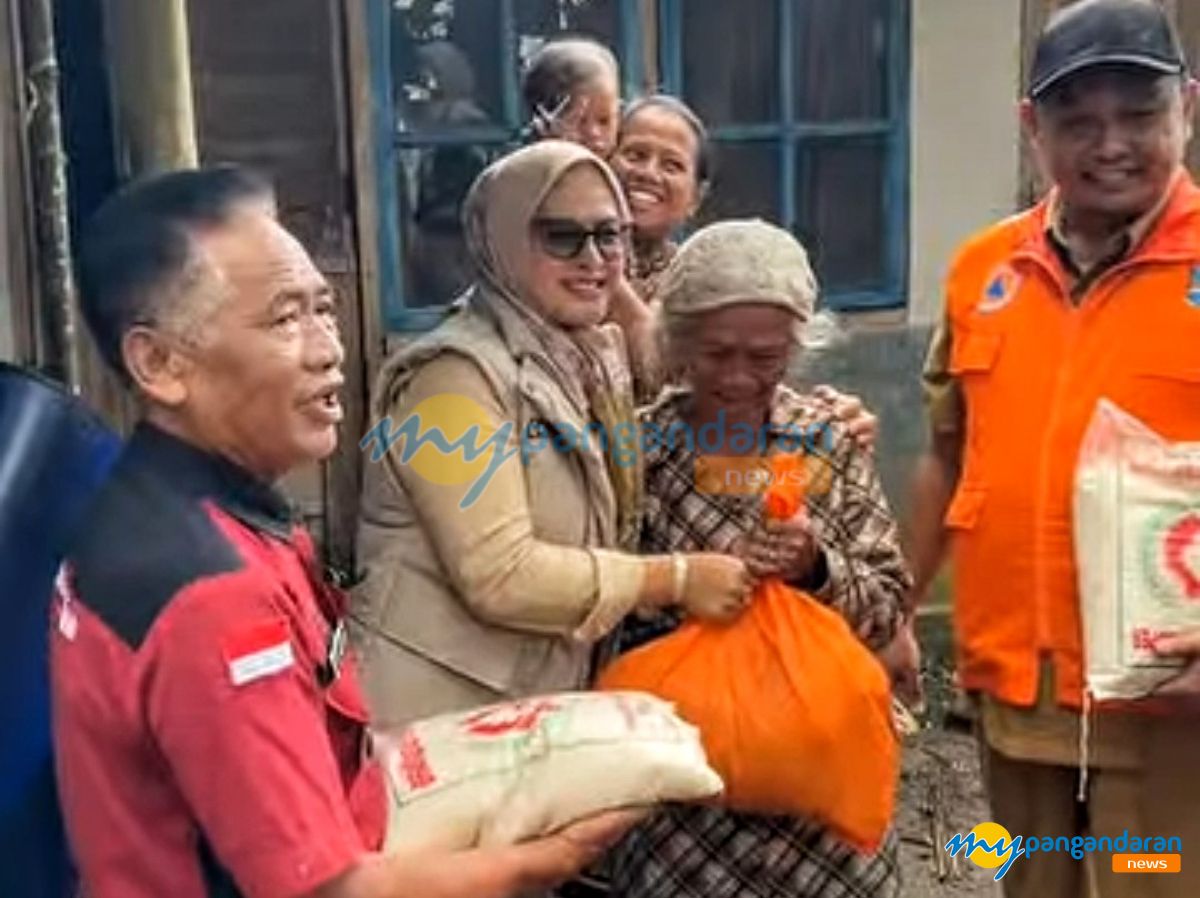 Bupati Citra Pitriyami Beri Bantuan Warga Terdampak Cuaca Buruk di Padaherang 