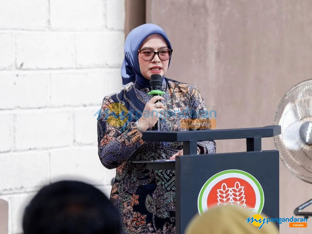 Bupati Citra Pitriyami Serahkan Traktor APBN ke Kelompok Tani Pangandaran