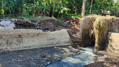 Bupati Citra Tinjau Jembatan dan Bendungan Jebol Akibat Banjir Bandang di Ciganjeng Pangandaran 