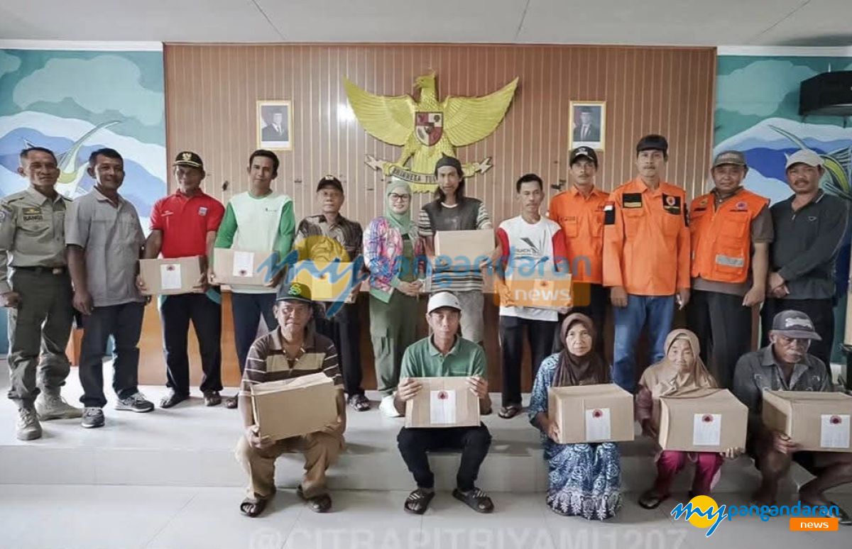 Bupati Pangandaran Salurkan Bantuan untuk 79 Warga Terdampak Banjir Kalipucang