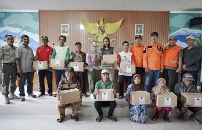 Bupati Pangandaran Salurkan Bantuan untuk 79 Warga Terdampak Banjir Kalipucang