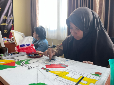 Coretan Warna Tanpa Batas, Dua Penyandang Disabilitas Pangandaran Berkarya untuk Hari Bhayangkara ke-80