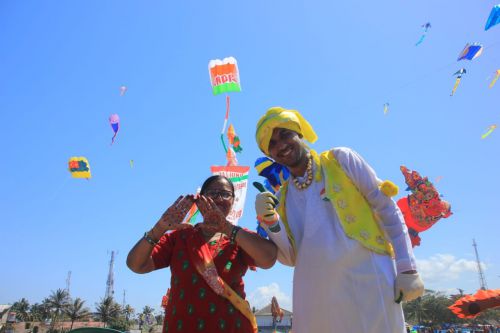 Curi Perhatian Ibu-Ibu, Peserta Pangandaran International Kite Festival 2019 Asal India Jadi Rebutan Selfie