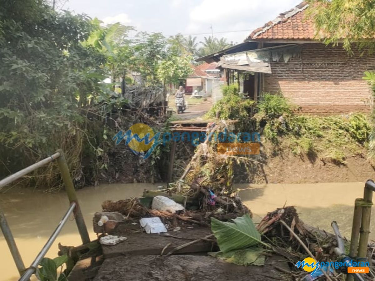 Dampak Banjir Bandang  Desa Ciganjeng, Dua Jembatan dan Satu Bendungan Rusak Parah