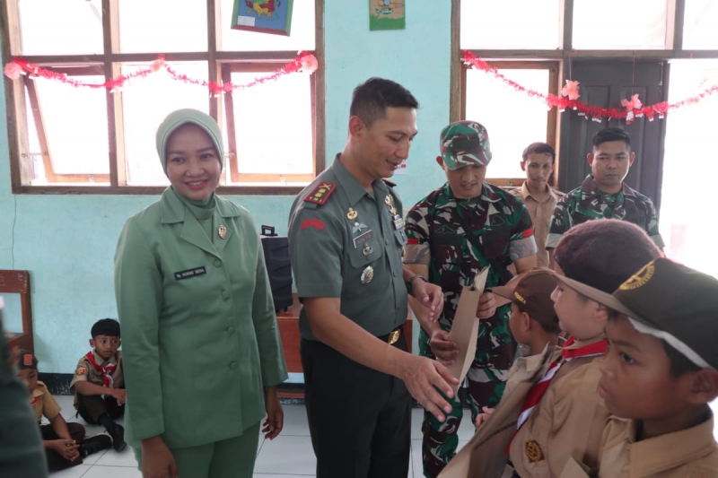 Dandim 0625/Pangandaran Lakukan Tour Sekolah, Bagikan Kaos Kaki ke Murid 