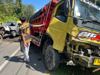 Diduga Sopir Mengantuk, Kijang Tabrak Dua Motor dan Truk di Jalur Pangandaran-Kalipucang