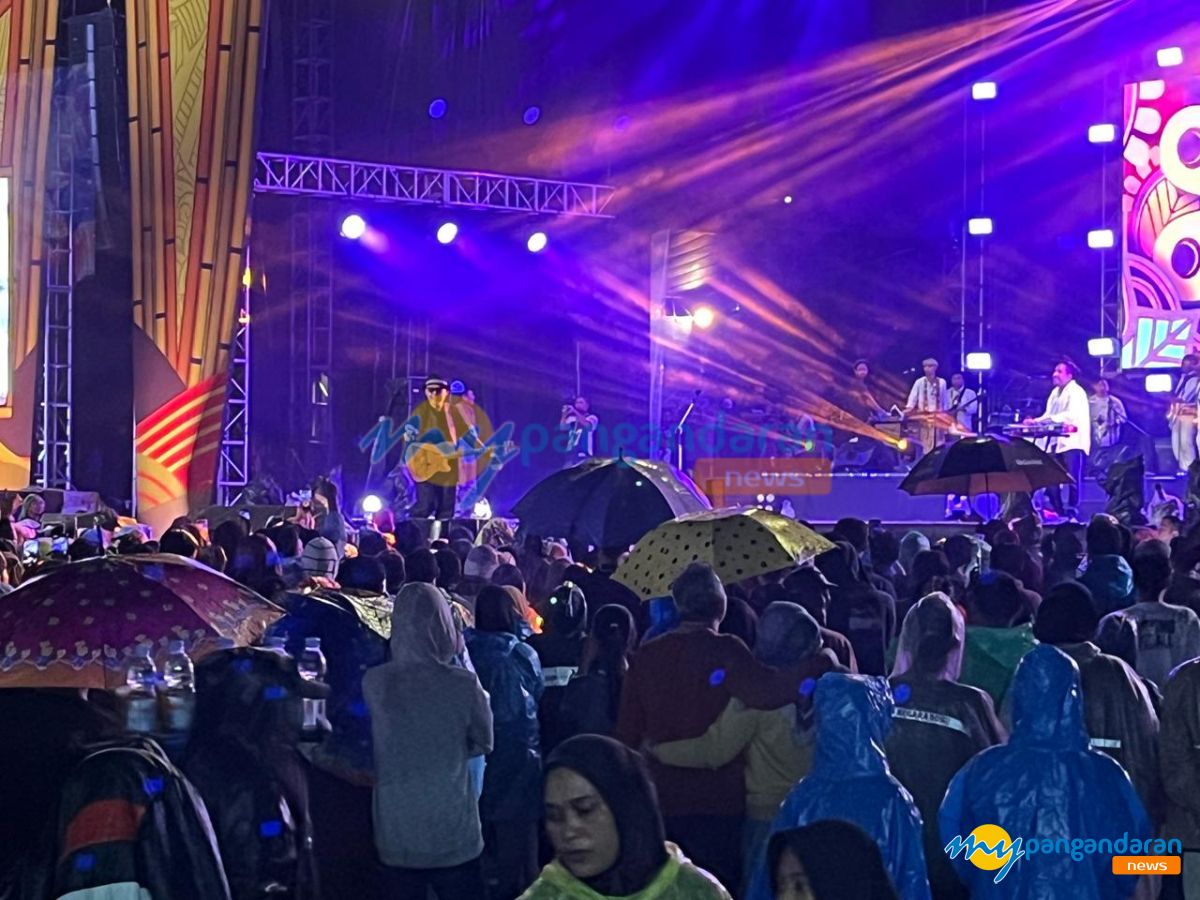 Doel Sumbang Hipnotis Penonton di Acara Napak Jagat Pasundan, Titip Pesan Jaga Kebersihan Pantai Pangandaran 