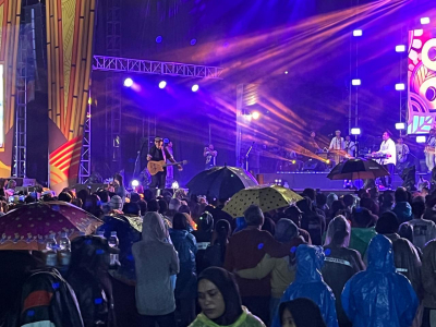 Doel Sumbang Hipnotis Penonton di Acara Napak Jagat Pasundan, Titip Pesan Jaga Kebersihan Pantai Pangandaran 