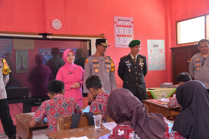 Dukung Gizi Anak, Polri dan TNI Adakan Program Makan Siang di Pangandaran