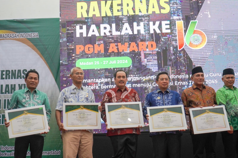 Dukung Guru Madrasah, Bupati Pangandaran raih PGM Award Indonesia