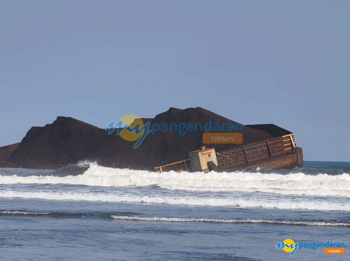 Evakuasi Tongkang Pengangkut 8.109 Ton Batu Bara di Pangandaran Masih Menunggu Cuaca Membaik