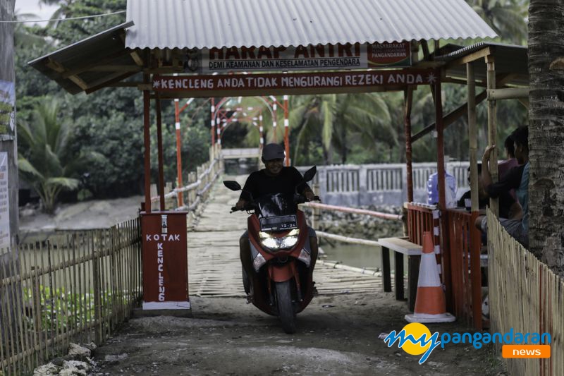 FOTO: Butuh Perhatian, Jembatan Bambu Penghubung Desa Pangandaran dan Desa Babakan Semakin Bagus 