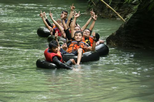 Foto: Libur Akhir Pekan, Serunya River Tubing di Sungai Santirah Pangandaran