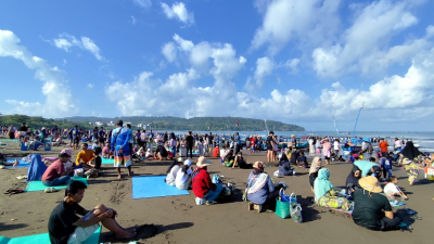 Foto: Libur Sekolah, Pantai Barat Pangandaran Dipadati Wisatawan