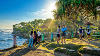 Foto : Menikmati Panorama Senja di Tebing Pantai Batu Hiu