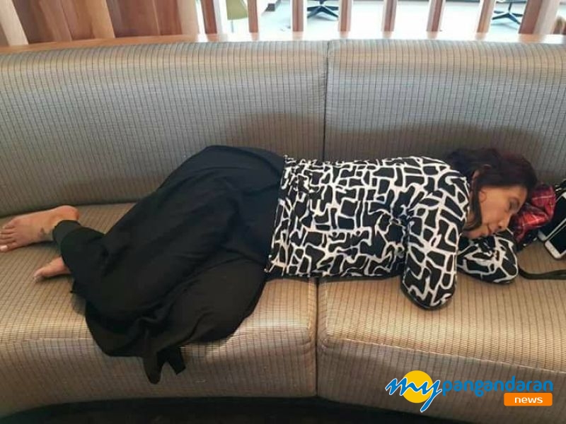 Foto Menteri Susi Pudjiastuti Tidur Kelelahan di Sofa Jadi Viral