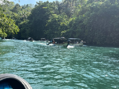 Foto : Perahu Membawa Wisatawan di Sungai Green Canyon Pangandaran