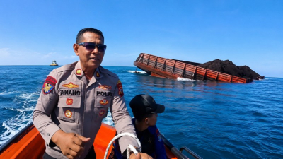 Foto: Polairud Tinjau Langsung Lokasi Kapal Tenggelam di Perairan Batukaras Pangandaran