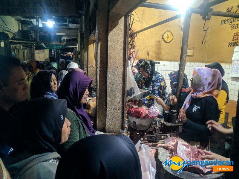 Foto: Prepegan, Tradisi Berburu Daging Sapi di Pasar Pangandaran