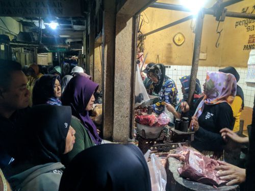 Foto: Prepegan, Tradisi Berburu Daging Sapi di Pasar Pangandaran
