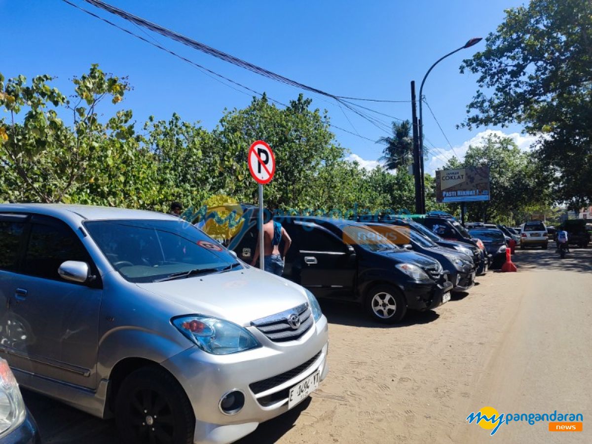 Foto: Rambu Larangan Parkir di Pantai Pangandaran Kembali Diabaikan
