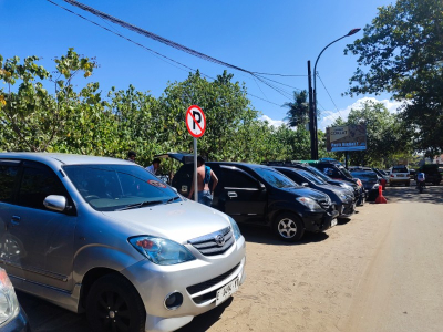 Foto: Rambu Larangan Parkir di Pantai Pangandaran Kembali Diabaikan