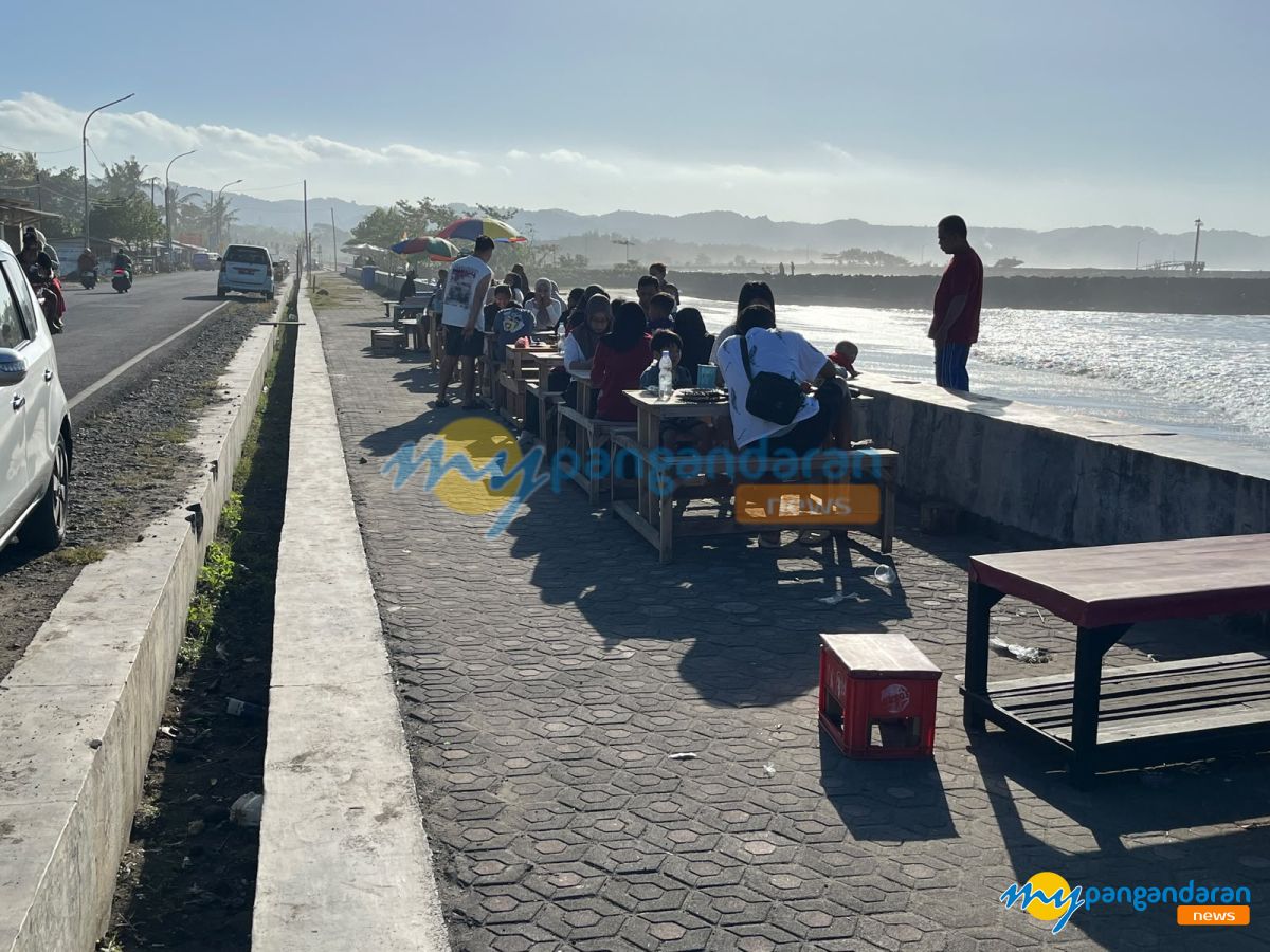 Foto : Sarapan dengan View Laut, Cara Wisatawan Memulai Pagi di Pantai Timur Pangandaran