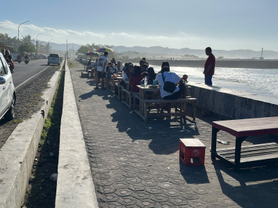 Foto : Sarapan dengan View Laut, Cara Wisatawan Memulai Pagi di Pantai Timur Pangandaran