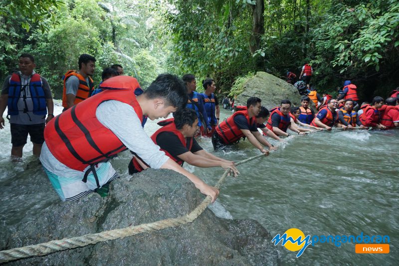 FOTO: Seru! Potret Pengunjung Mengarungi Derasnya Sungai Citumang Pangandaran