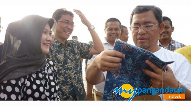 Gubernur Jabar Dapat Batik Khas Pangandaran