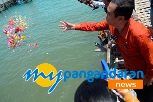Hajat Laut , Wakil Bupati Ciamis Tabur Bunga di Pangandaran