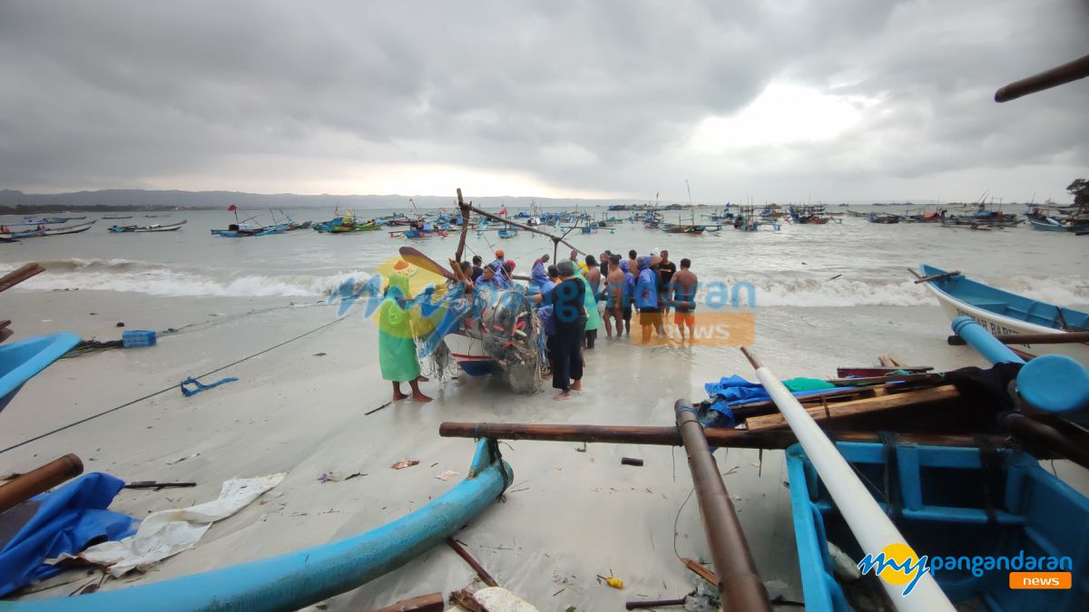 Hujan Angin Dini Hari Rusak Fasilitas Watersport dan Ratusan Perahu Nelayan di Pantai Timur Pangandaran