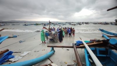 Hujan Angin Dini Hari Rusak Fasilitas Watersport dan Ratusan Perahu Nelayan di Pantai Timur Pangandaran